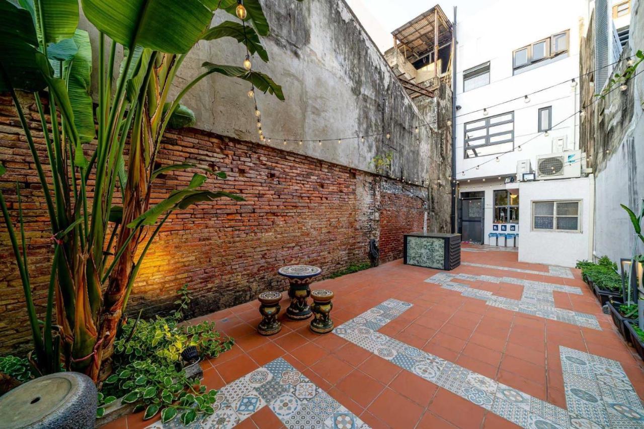 Local Backpacker Hostel Tainan Exterior foto